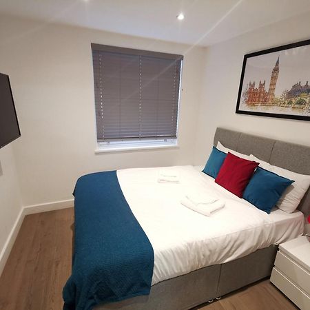 City Prime Apartments Londres Exterior foto A bedroom in a serviced apartment in London