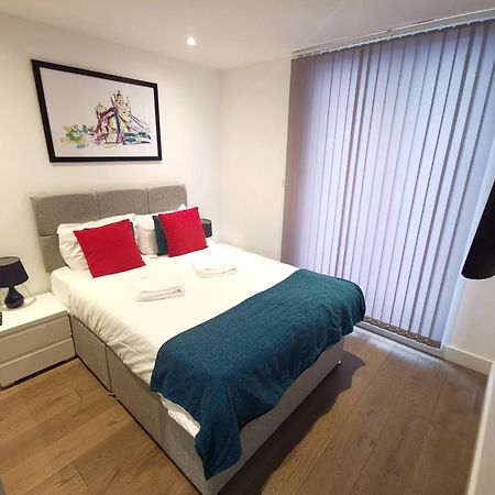 City Prime Apartments Londres Exterior foto A bedroom in a serviced apartment in London