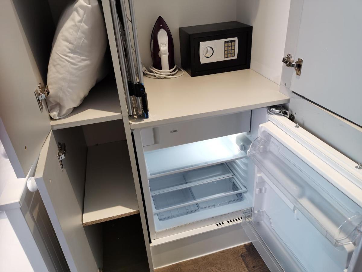 City Prime Apartments Londres Exterior foto A mini-refrigerator in a hotel room