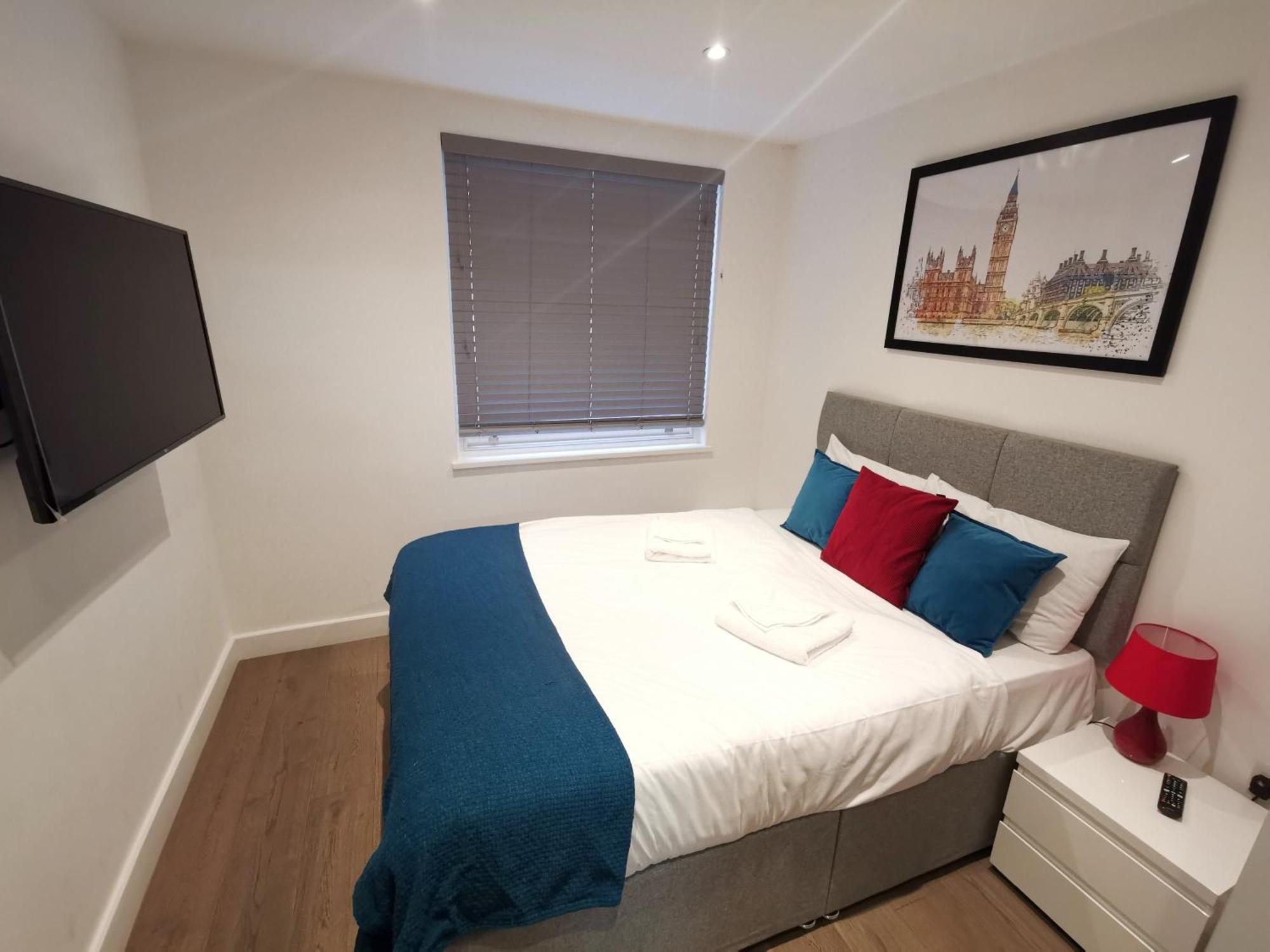 City Prime Apartments Londres Exterior foto A bedroom in a serviced apartment in London