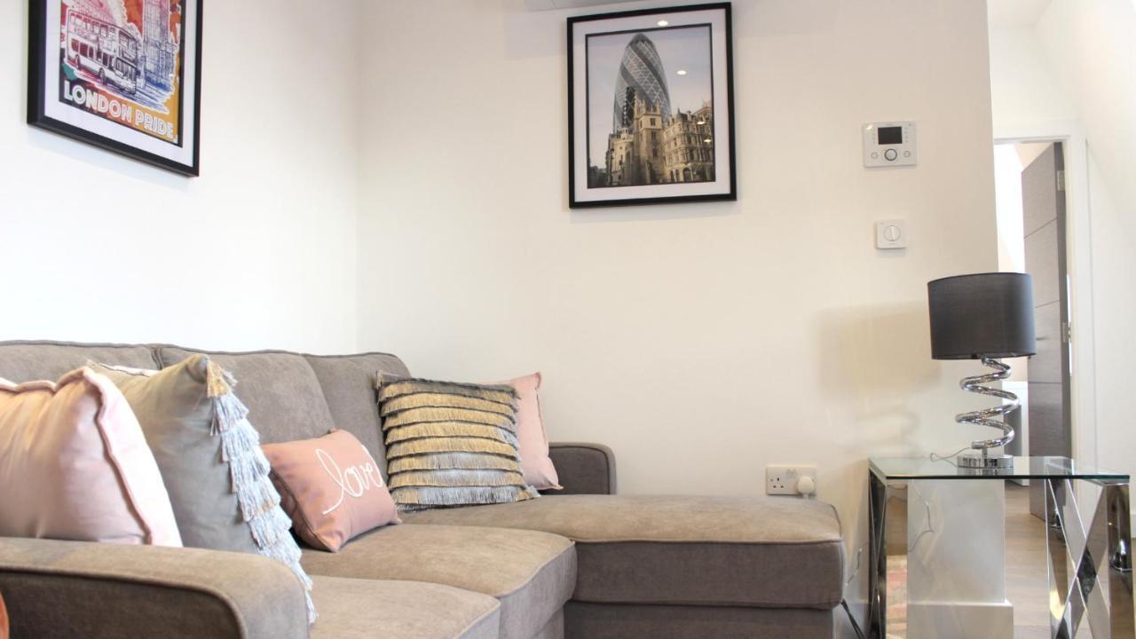 City Prime Apartments Londres Exterior foto A living room in a serviced apartment in London