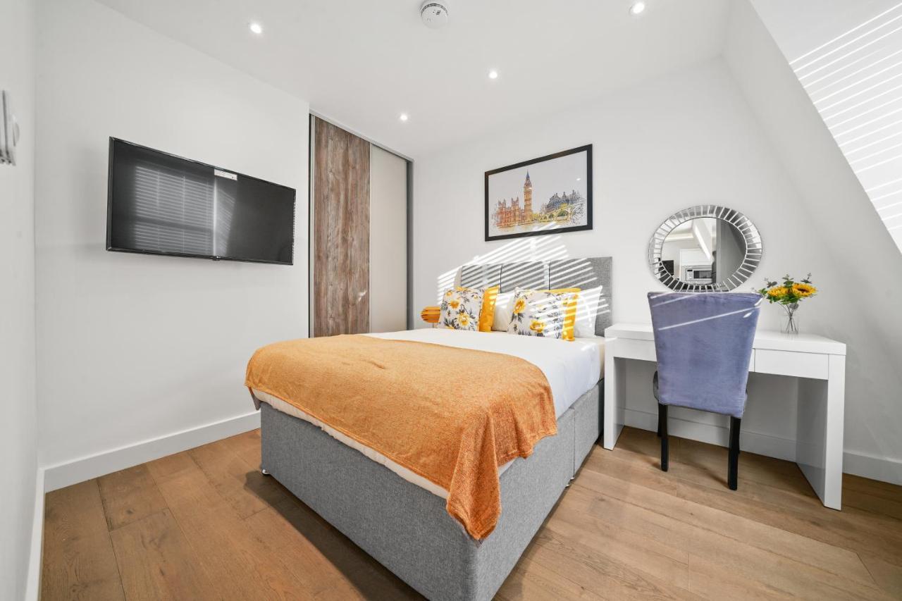 City Prime Apartments Londres Exterior foto A bedroom in a serviced apartment in London